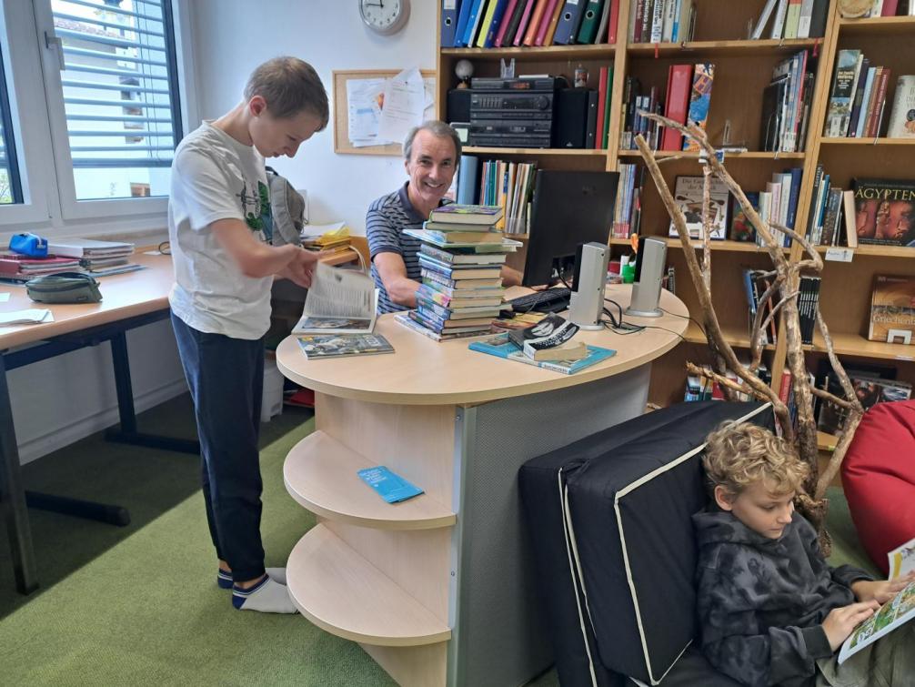 Herr Duval in der Bücherei